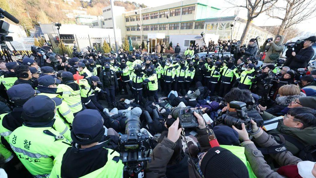 不得不说，韩国再次创造了历史。警察围总统府却“无功而返”，抓捕令仅剩3天！