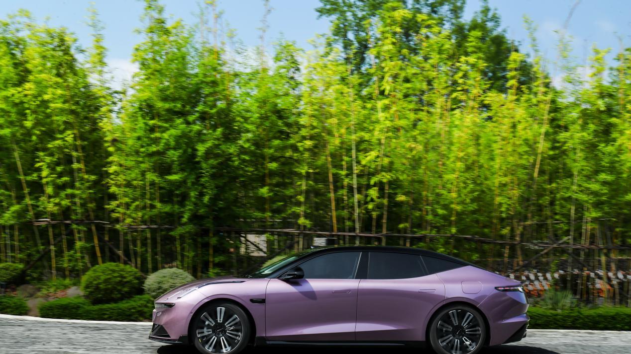 领克10 EM-P在50度陡坡上全力发挥，智电四驱保证顺利登顶