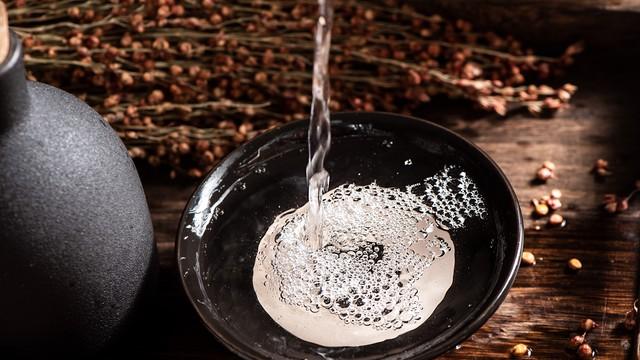 白酒里有沉淀物，还能喝吗？