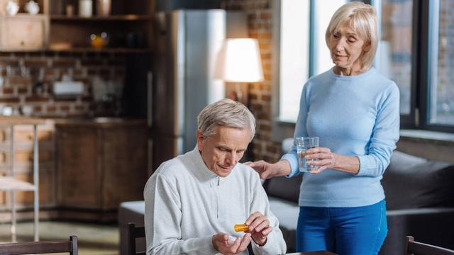 67岁大爷拒绝50岁保姆求爱：她来我家后，8千退休金不够用，怕了