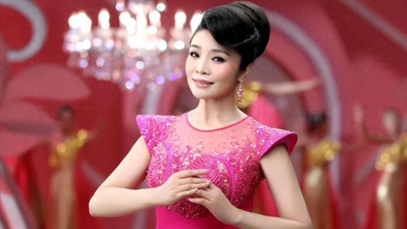 歌唱家李丹阳：59岁还未婚，父母相继离世后，最大的愿望是做妈妈