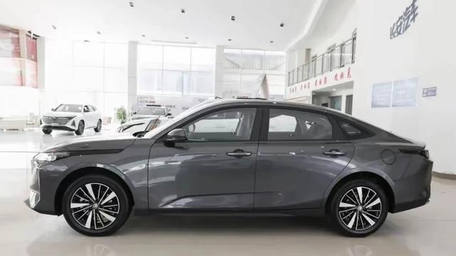 长安汽车再出狠招，6.59万顶配车型上市，合资品牌压力倍增