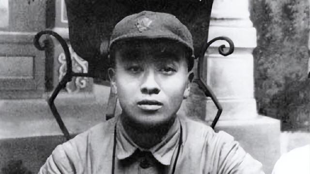 林总边走边回军礼，自信满满帅气十足，他身后的五位将军都是谁？