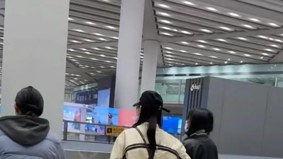 50岁蒋勤勤现身机场，穿衣朴素，素颜状态显老，像进城打工的村妇