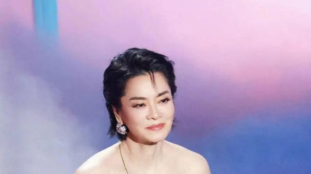 毛阿敏减肥成功惊艳众人！60岁大胆挑战抹胸裙，美得让人移不开眼