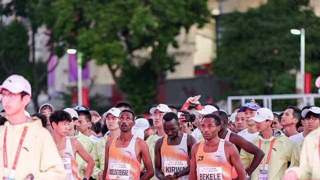 跑2公里拿20万刀？贝克勒广马敷衍退赛，网友：这钱不如给张水华