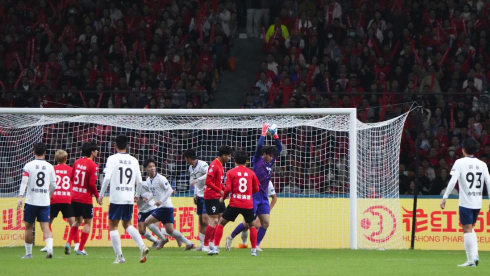 黄油手成城市英雄，替补门将捍卫“状元狼”！邪恶水蜜桃虽败犹荣