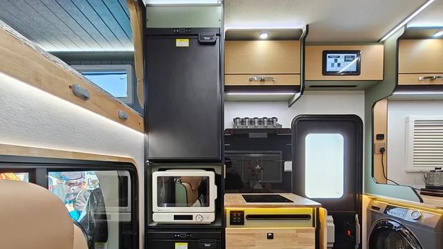 20度电、2400W太阳能！这个价买这么大的房车值不值？