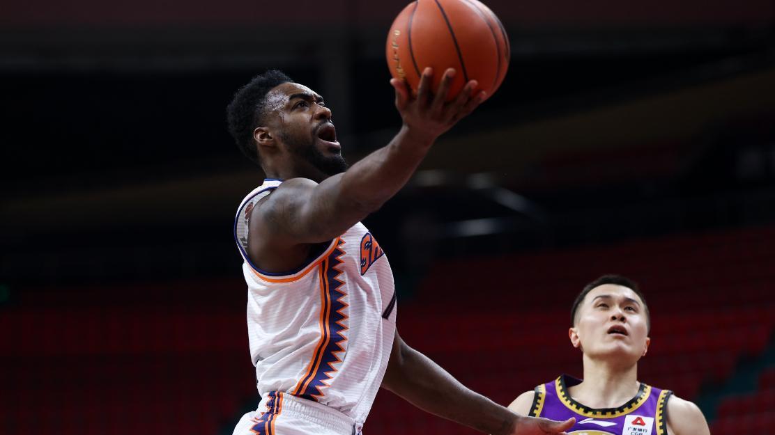 广州男篮签下昔日CBA超级外援，巅峰赛季场均35+11+11