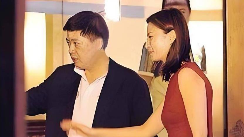 主持人刘芳菲：男友死缓、富豪丈夫入狱去世，如今又被释永信牵连