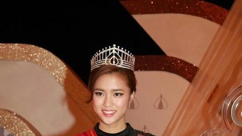 无线新一代打女路人视觉曝光真实状态，与电视上镜差异令网民惊叹