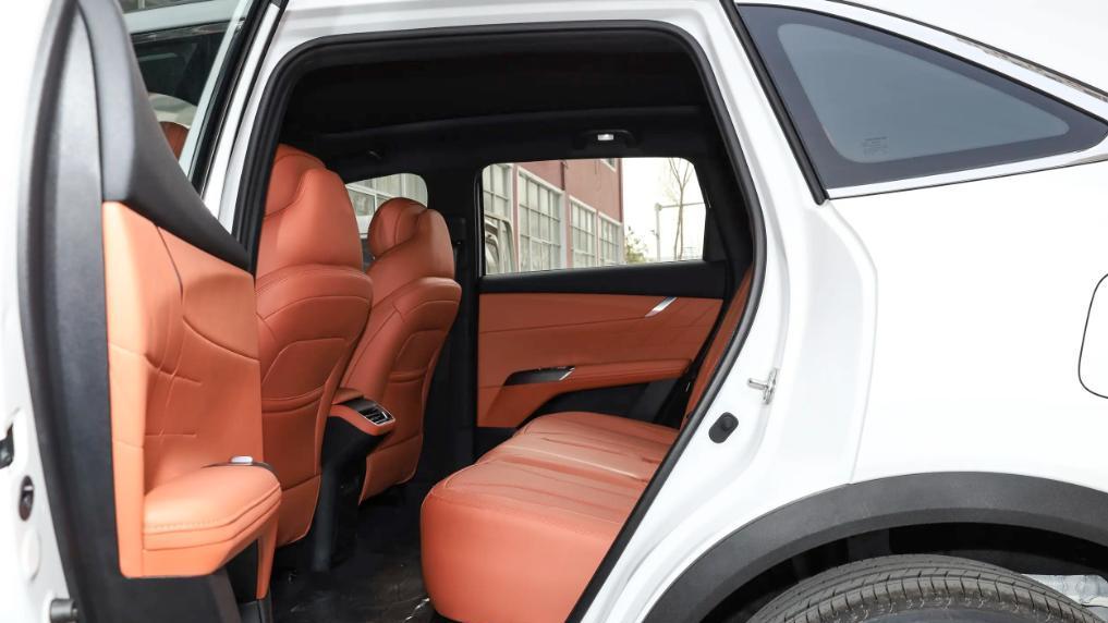 第四代CS75PLUS鲸悦版VS锋兰达精英版，谁更懂中国家庭需求？