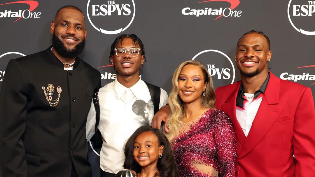 当年骂邓肯老的人，现在也在骂詹姆斯