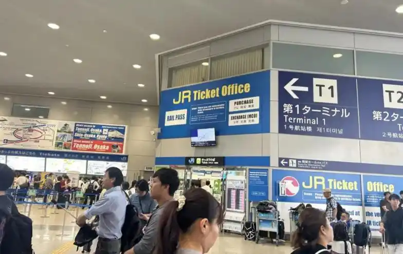 日本机场现回国潮，多条中日航线取消