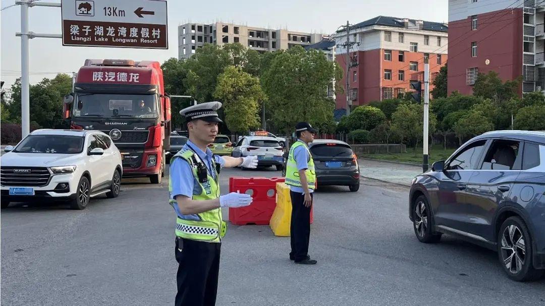 铁血交警倒在醉驾车轮下，六百米生死路终成绝响