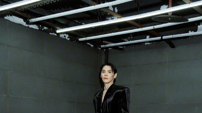 向佐最新造型太有突破，把男装和女装元素混搭得很有辨识度