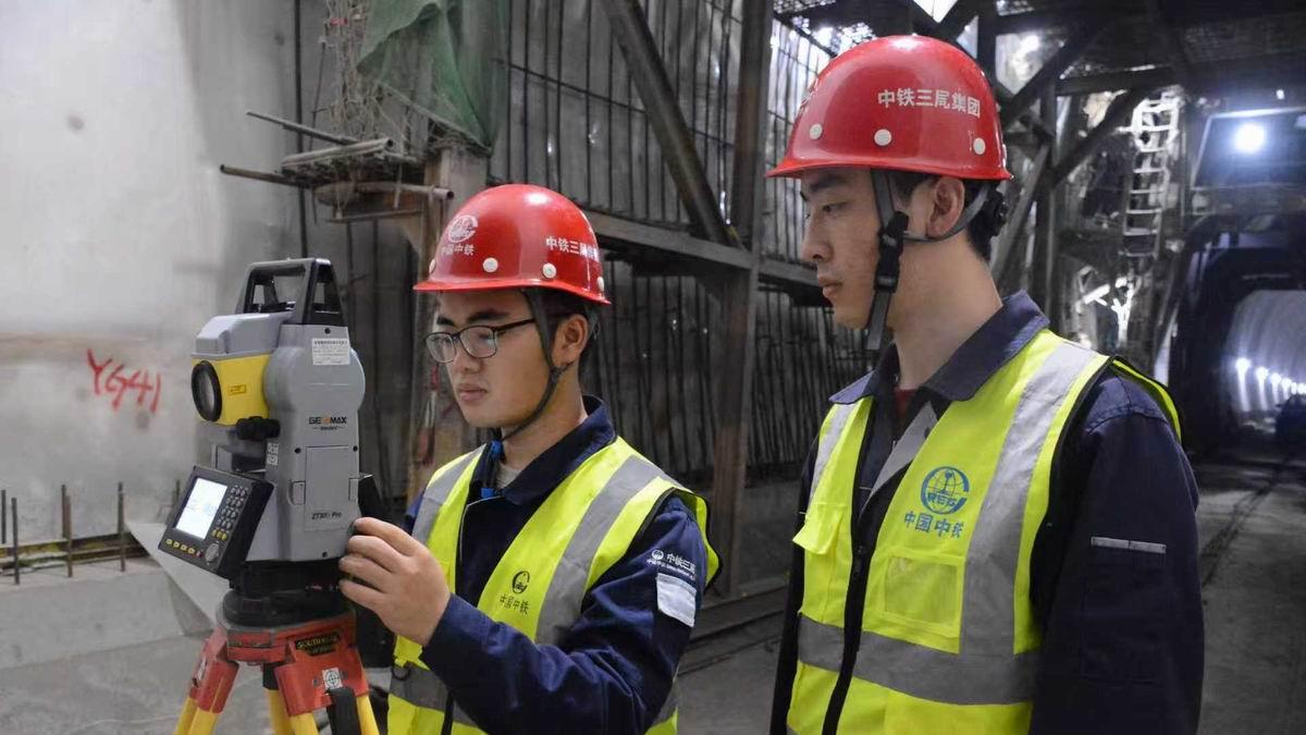 宜昌三峡疏港铁路杨木岭隧道顺利贯通