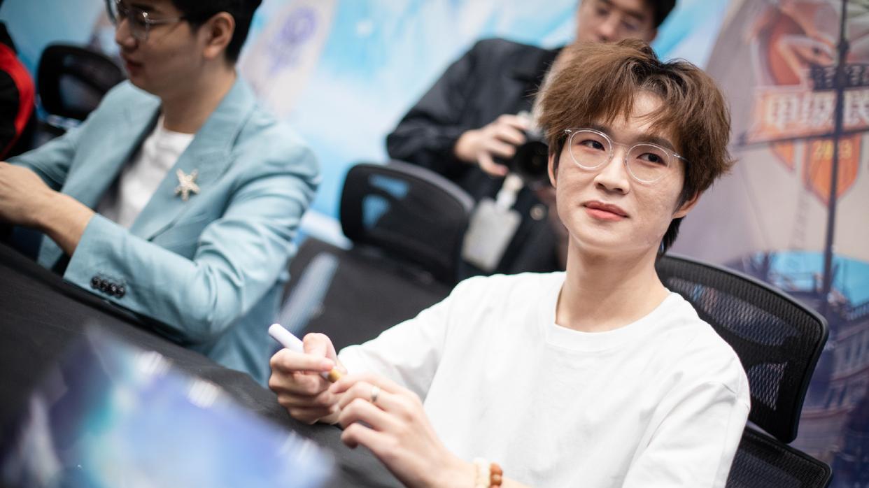 挑杯转会网传瓜：“DRG皖皖成红人，狼队小胖身价或达千万”