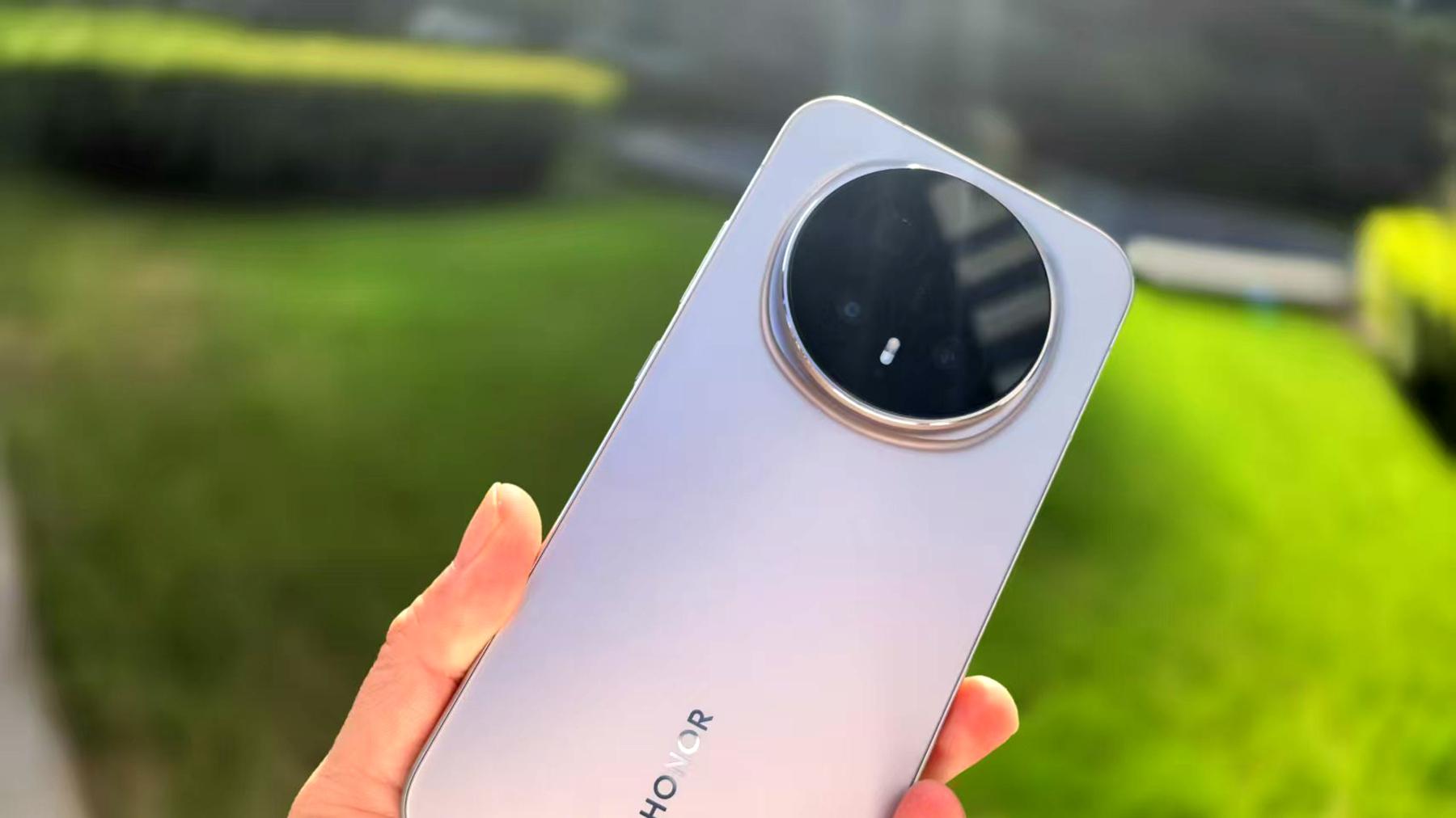 不止 “恰到好处”：荣耀 Magic8 的旗舰体验与实用主义