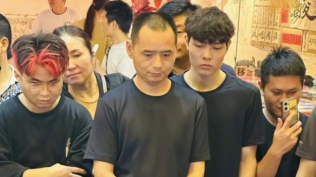 67岁潘长江在深圳，去吃地摊火锅，被民众堵在角落，吓到表情失控