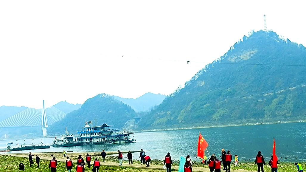 武汉地窄人密，宜昌地广人稀，这都是由哪些核心原因造成的呢？