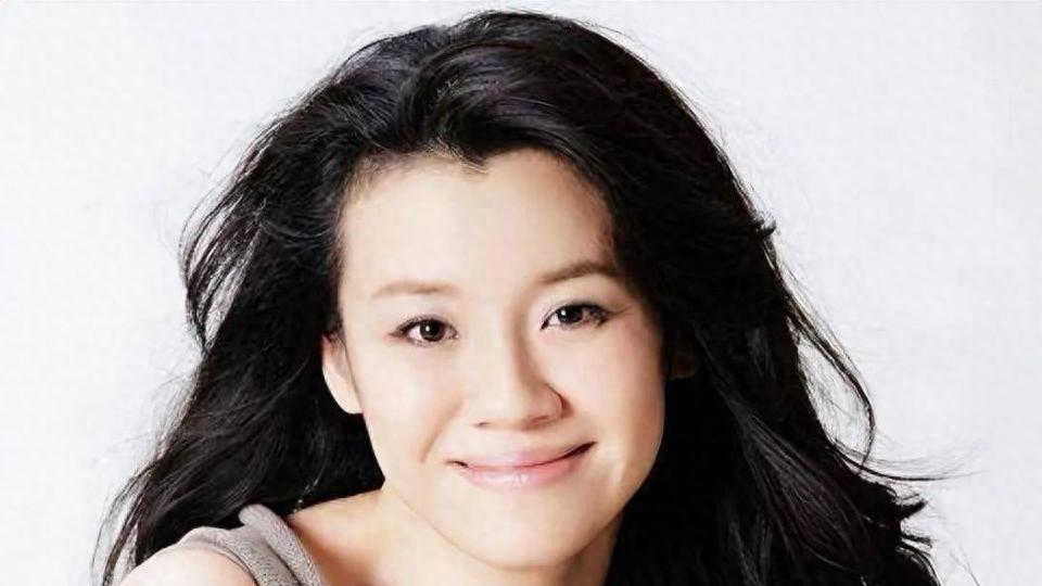 与四婚导演同居，三年2次流产，下嫁“老实人”后家庭事业双丰收