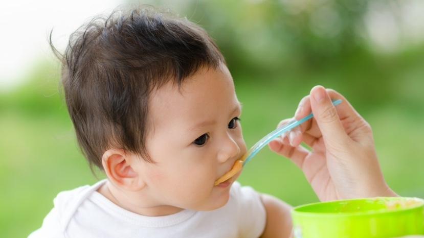 宝宝吃辅食只吞不咬还干呕？该锻炼咀嚼能力了