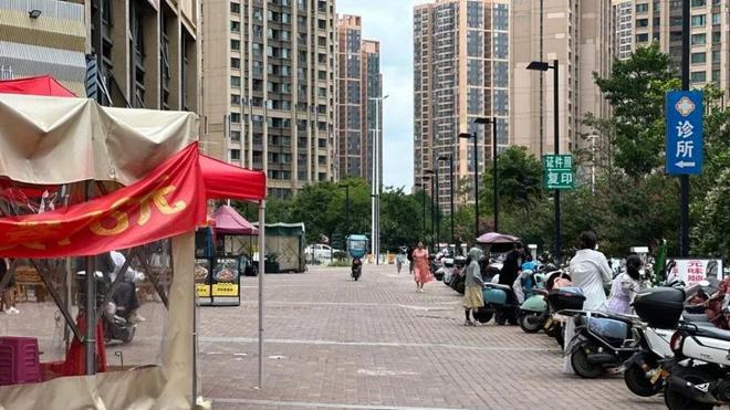 男子醉酒后街头抡起板凳，将路过8岁孩子砸到头破血流后直接离开