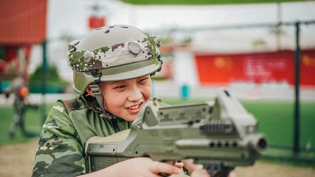 真人 CS！荣耀特训营让娃在汗水里收获归属感