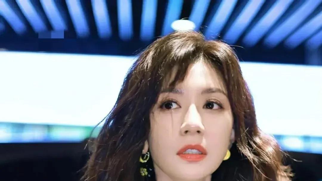 贾静雯晒全家福小女儿庆生，8岁波妞浓眉大眼继承妈妈美貌，一家子全是高颜值