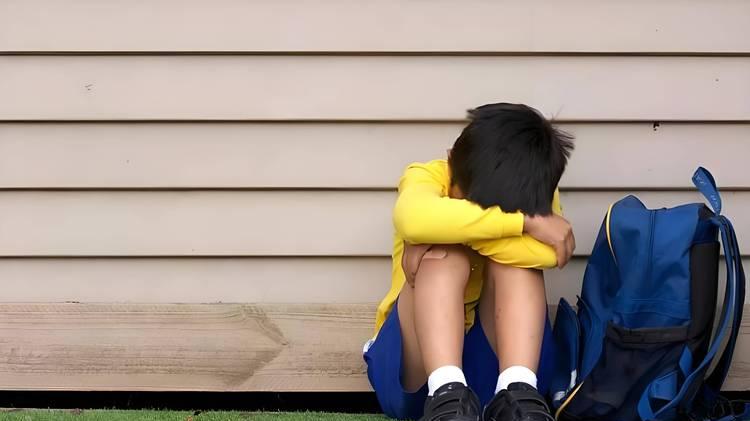 揭秘童年不幸经历咋改变萌娃未来的真相