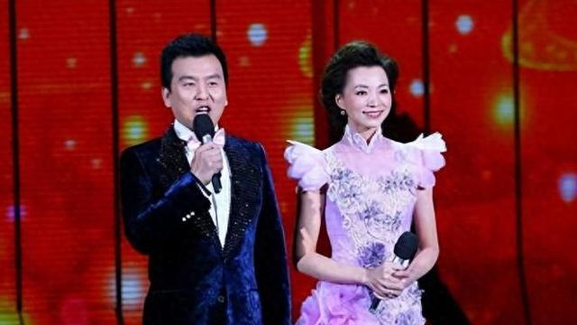 央视名嘴张泽群，和董卿是至交好友，看着温文尔雅，业务能力也没话说