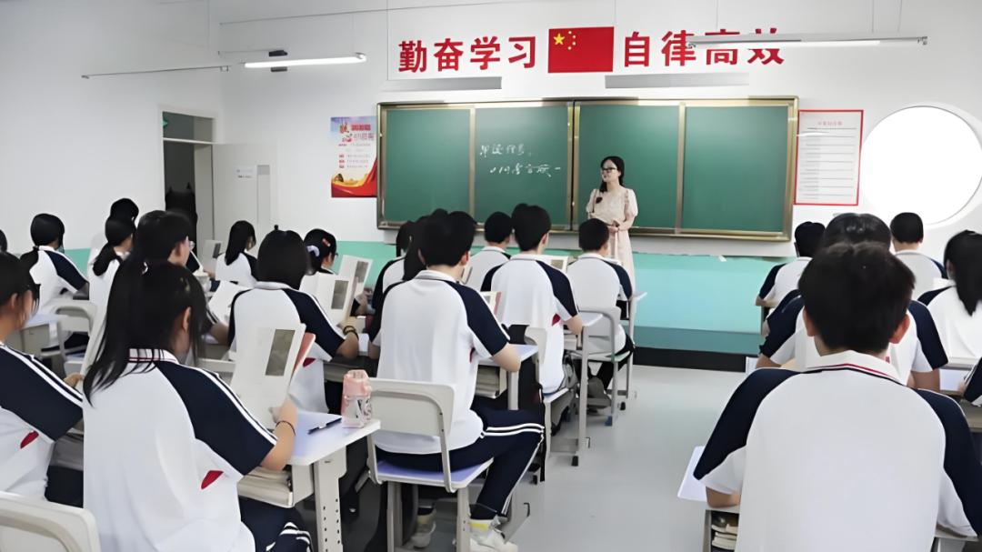 讲台上的临时工：临聘教师的围城