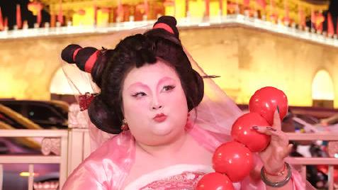 哪吒票房再创新高，200斤女生cos石矶娘娘被小孩当真