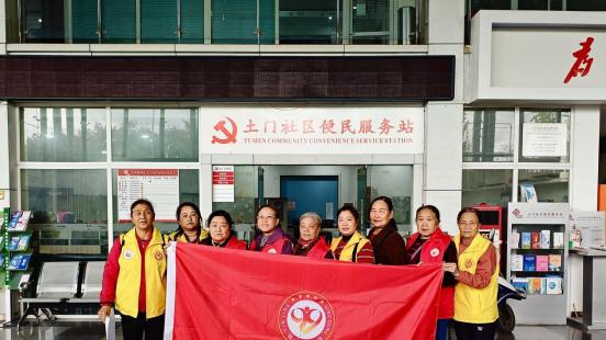 土门社区重阳慰问送关爱，义诊义剪暖人心