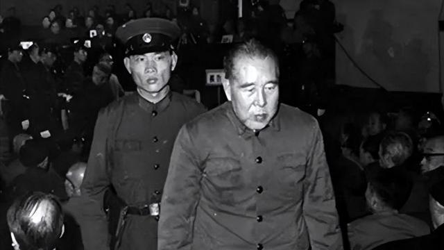 1950年，上将黄永胜从香港回来后，对林总说：香港比不上广州