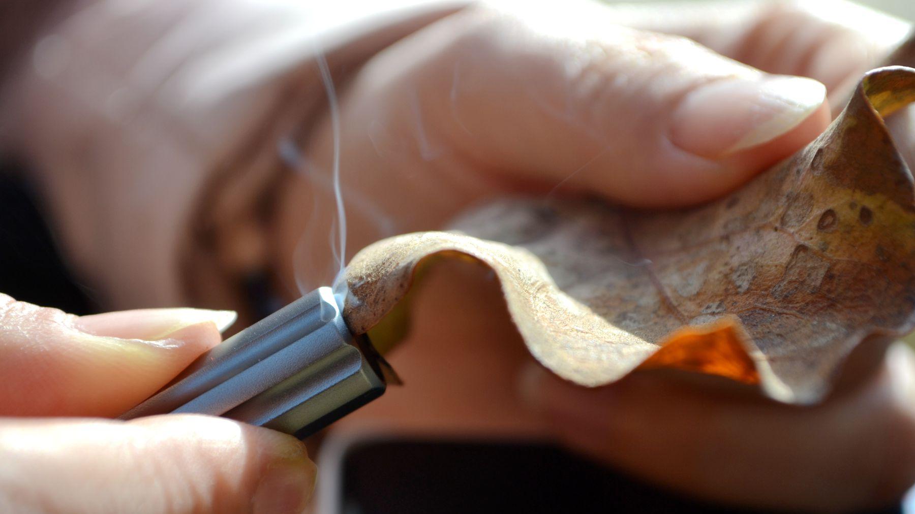 数据线藏着火和小刀？一根 Aohi 数据线，搞定充电 + 点火 + 拆箱