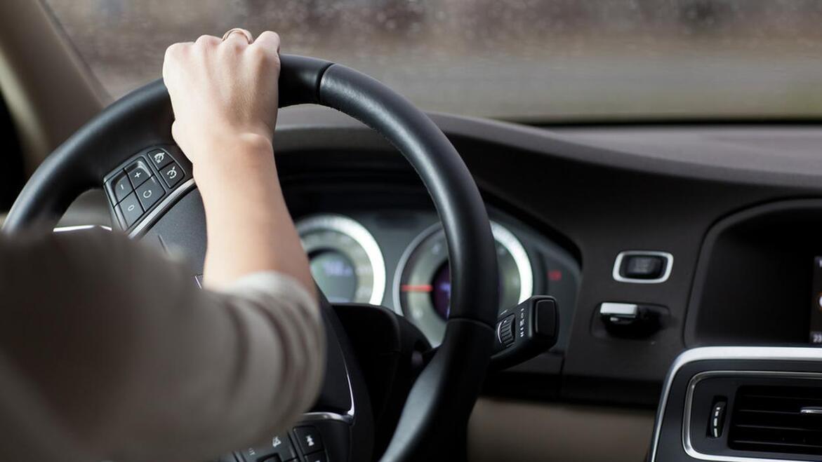 停车时方向盘要不要回正？汽修专家演示正确停车姿势