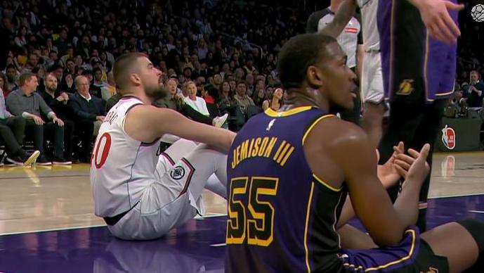 詹姆斯28+13+3，湖人险胜快船，老詹击掌后径直离场