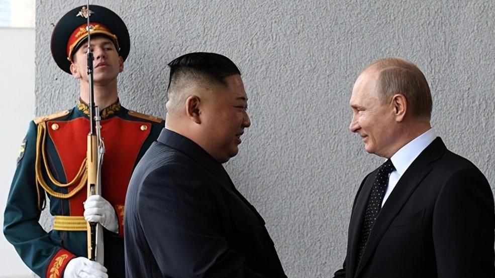 特朗普罕见“破例”，给了金正恩特殊待遇，哪怕延误回国也要见面