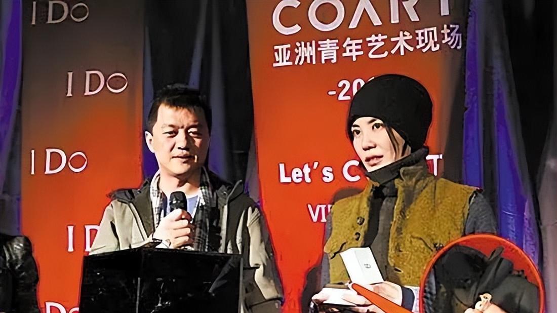 王菲，为何死心塌地爱谢霆锋这么多年？其实，答案俗套又露骨