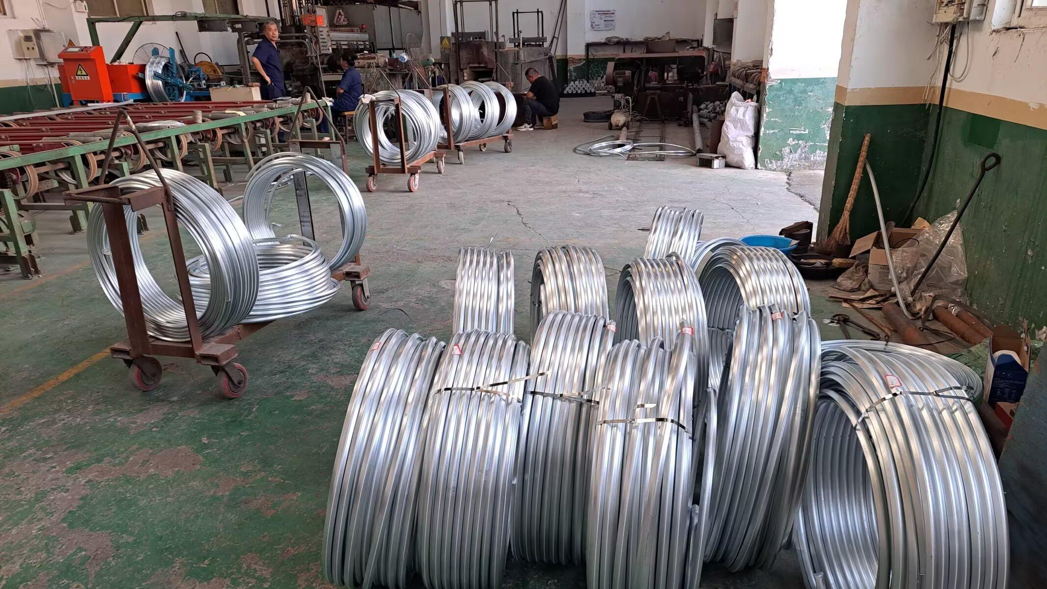 土壤里电阻较高，带状阳极如何通过 “多带并行” 提升保护效果？与增大阳极截面积相比有何优势？