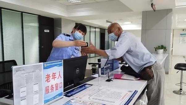 放宽上路条件！70岁以上老人要考“三力测试”，但这3类人可免考