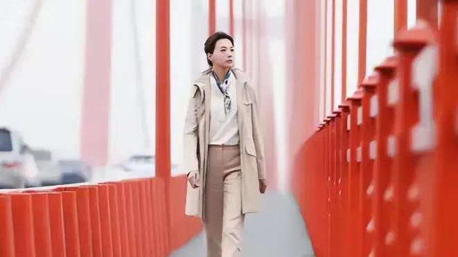 偶遇董卿！51岁素颜路边摊大快朵颐，低调打扮难藏优雅气质！