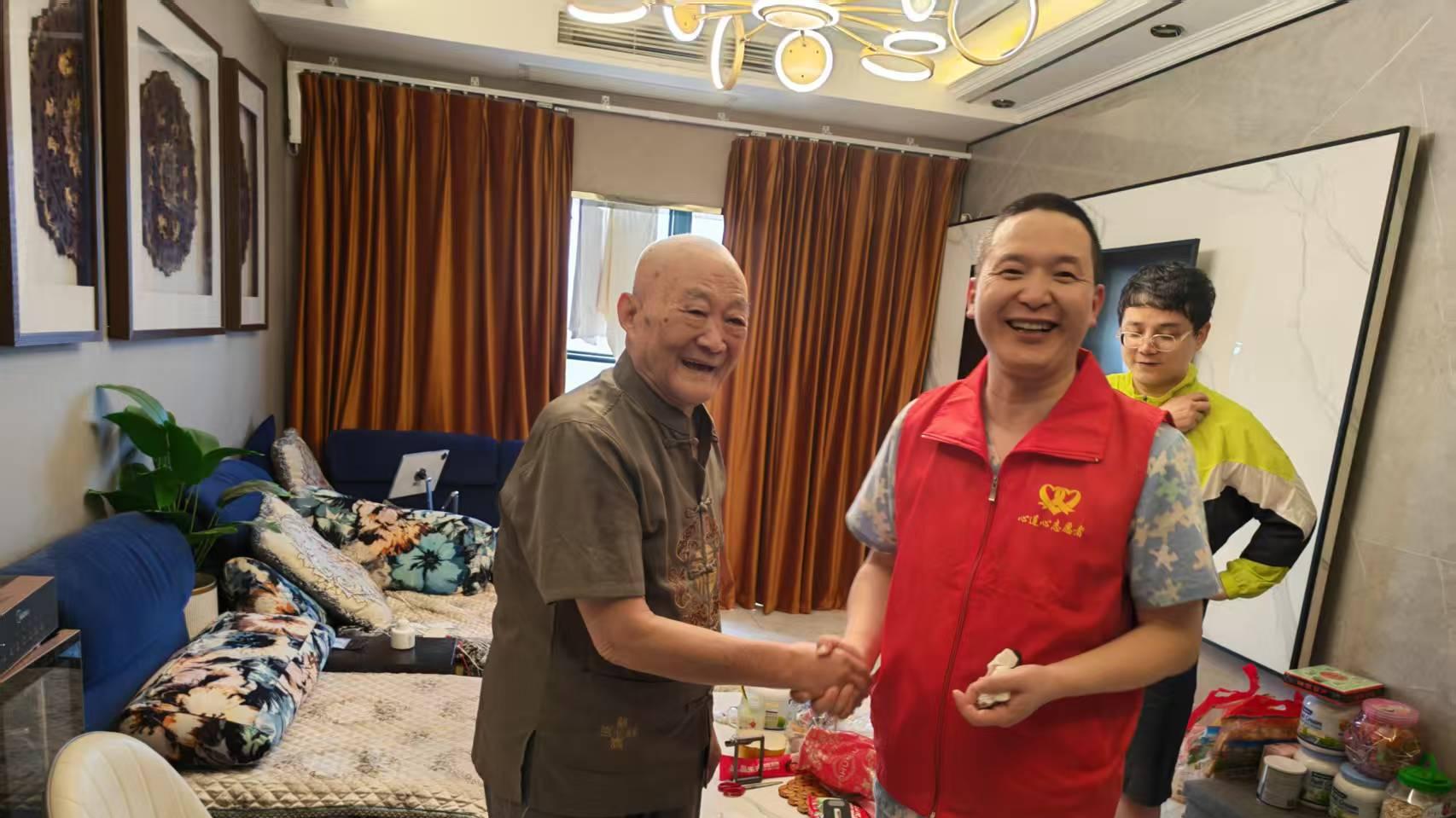 倾听烽火故事，呵护英雄尊严 ——西安市心连心志愿者温情助浴暖老兵