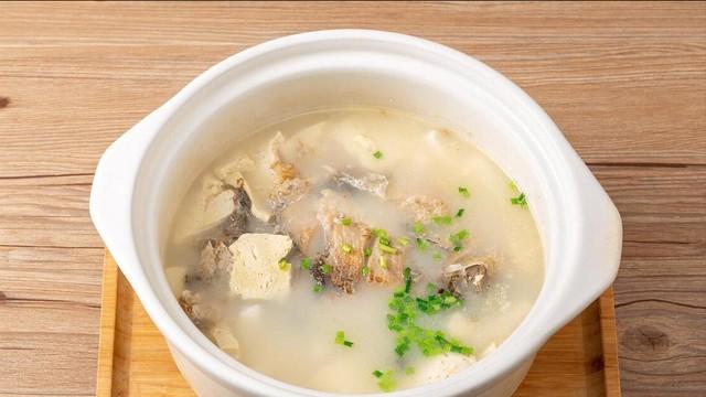 炖鱼汤，怎么熬出奶白色？大厨分享2个诀窍，又浓又白特鲜香