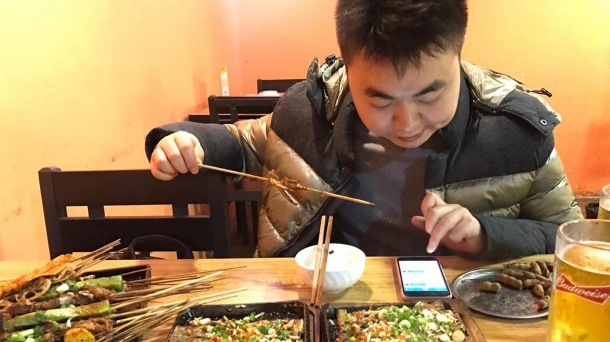 长沙小伙飞2小时去淄博尝烧烤，吃完后直言差别真大