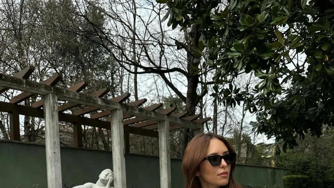 “咖色西装”今年秋天火出圈了！怎么搭都复古时髦