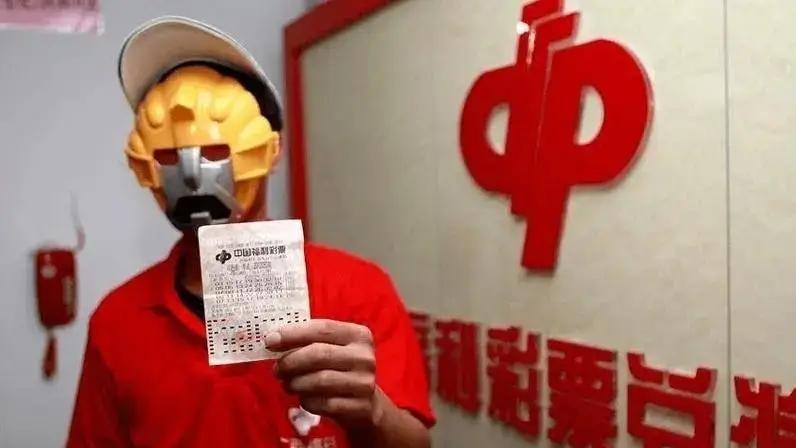 中国打工仔西班牙中巨奖



一个浙江小伙，在西班牙打工，日子过得紧紧巴巴。忽然