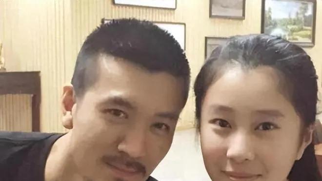 杨子带大女儿与黄圣依聚餐，大女儿又瘦又美，父女俩等圣依半小时